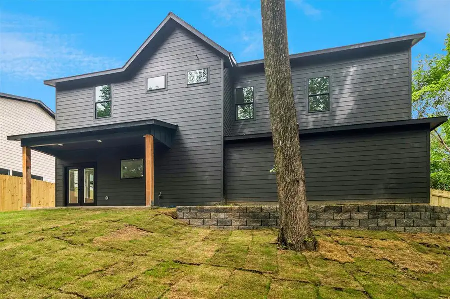 Exterior details and patio area of a home in , Glenn Heights (Image 4).