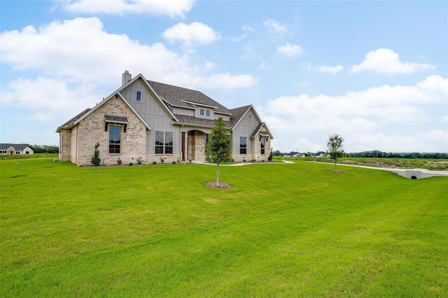 View of front of property featuring a front yard