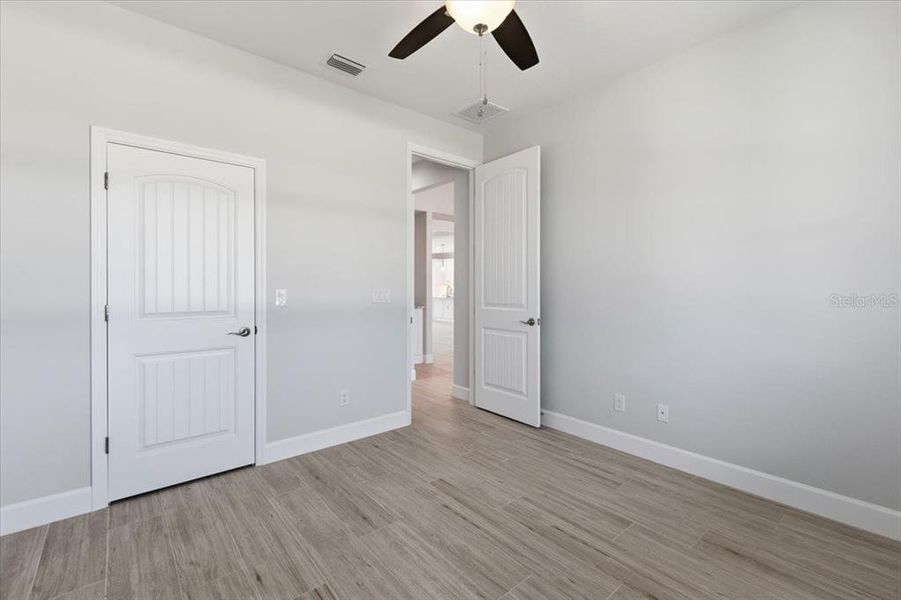 Spacious, unfurnished interior of a new home in , Sarasota (Image 26).
