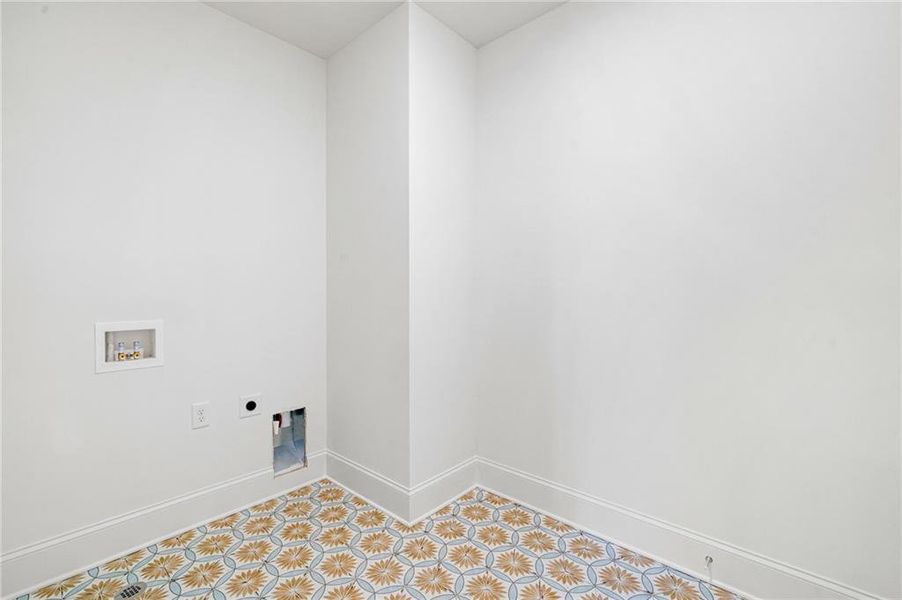 Spacious, unfurnished interior of a new home in , Brookhaven (Image 27).