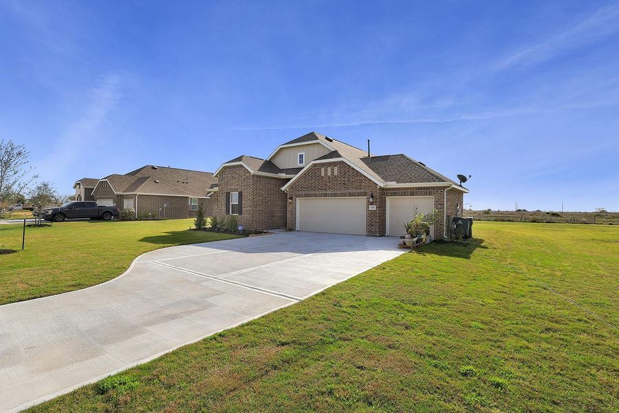 Fabulous home, oversized lot, offering plenty of outdoor space!  Make this your next home!