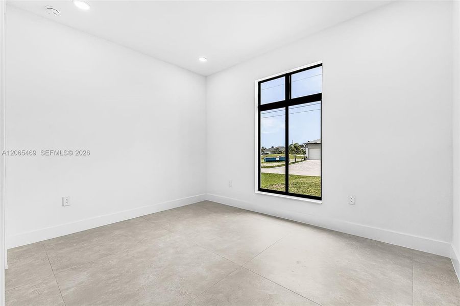 Spacious, unfurnished interior of a new home in , Cape Coral (Image 25).