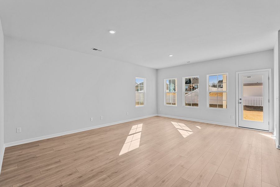 Spacious, unfurnished interior of a new home in Fieldstone, Lexington (Image 18).