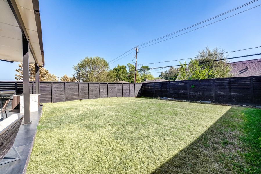 Exterior details and patio area of a home in Avondale, Houston (Image 4).