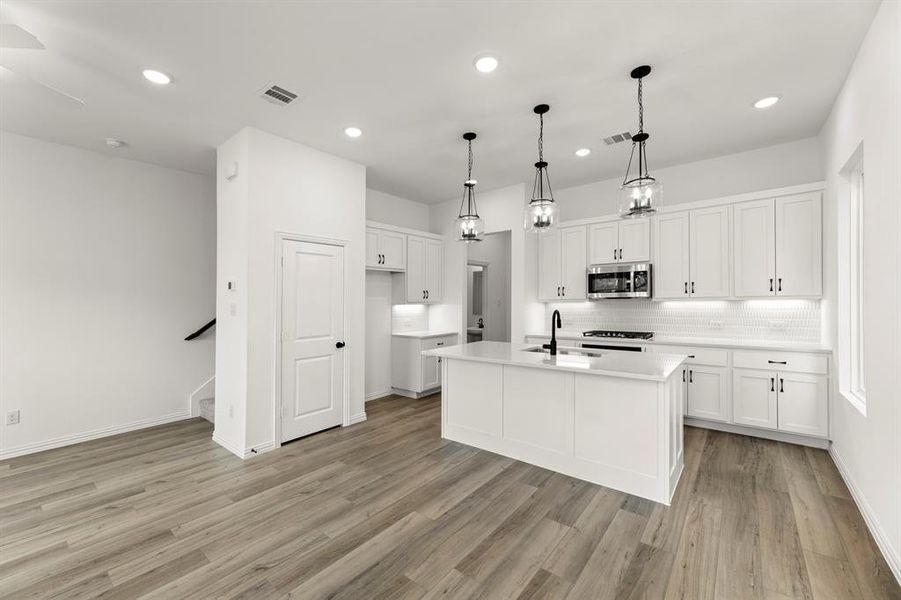 05. 709 Kerrville - Entry (2)