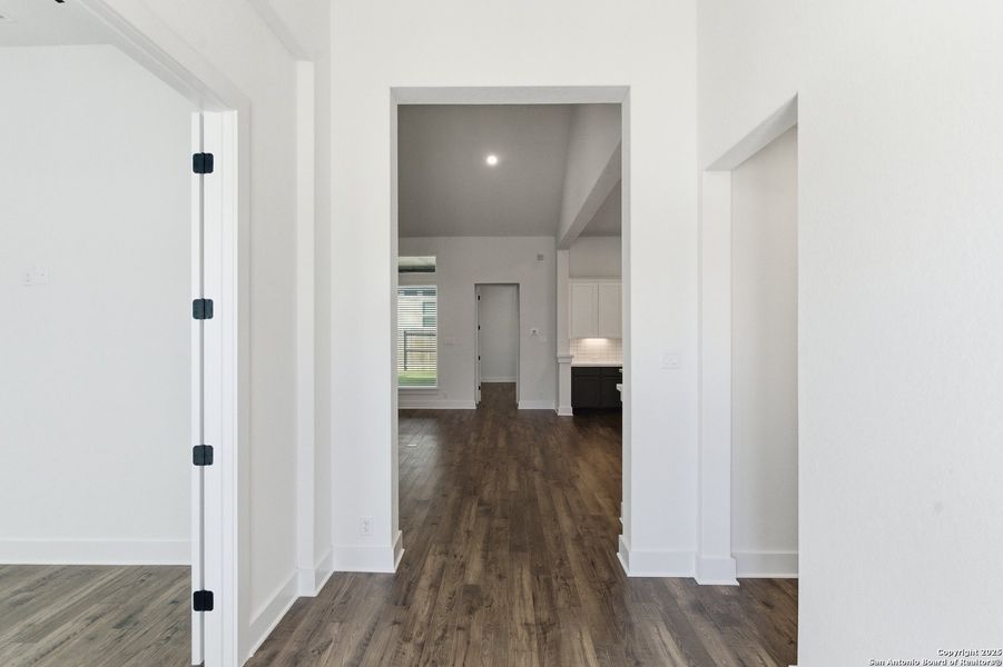 Spacious, unfurnished interior of a new home in Mesa Western, Cibolo (Image 32).