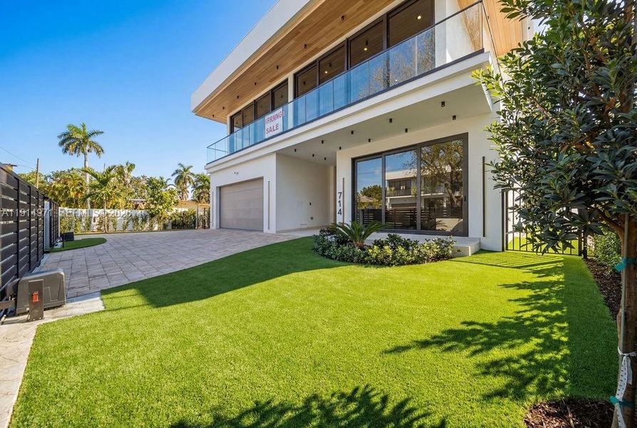 Exterior details and patio area of a home in , Fort Lauderdale (Image 45).