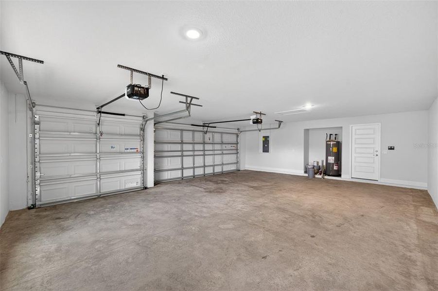 Spacious, unfurnished interior of a new home in Hill Country Estates, Dade City (Image 47).