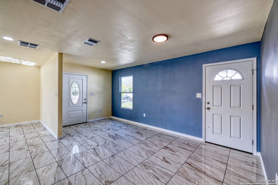 Spacious, unfurnished interior of a new home in , Uvalde (Image 8).