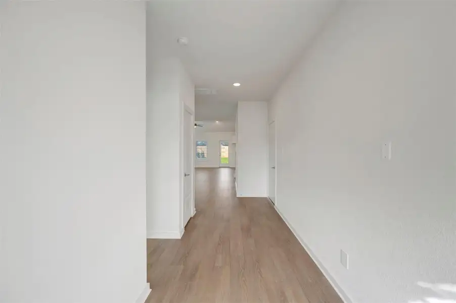 Spacious, unfurnished interior of a new home in Sorella, Tomball (Image 24).