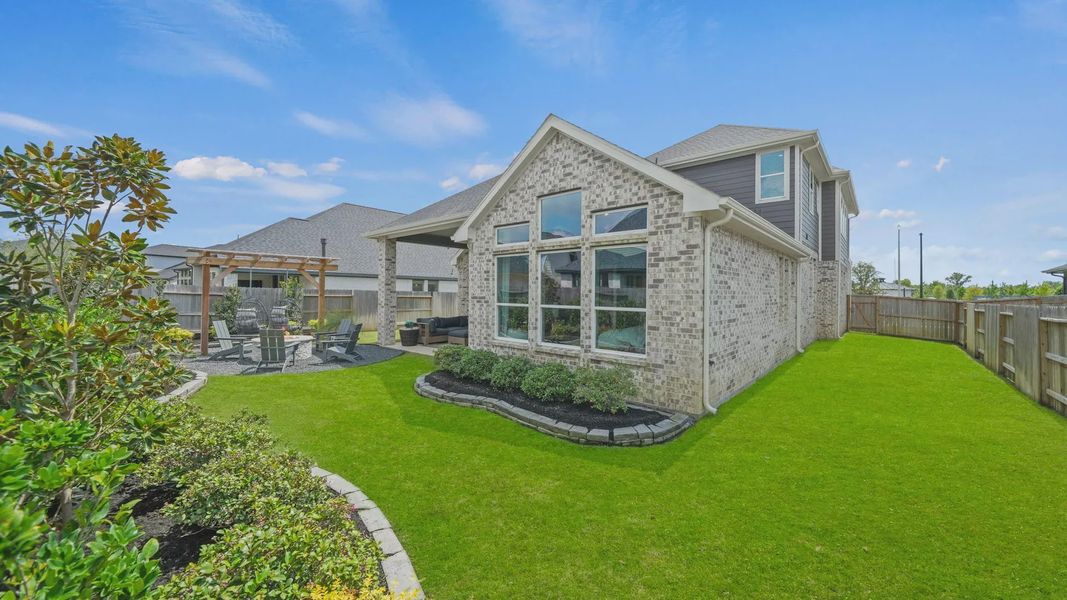 Exterior details and patio area of a home in Grange, Katy (Image 3).