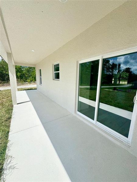Exterior details and patio area of a home in , Dunnellon (Image 27).