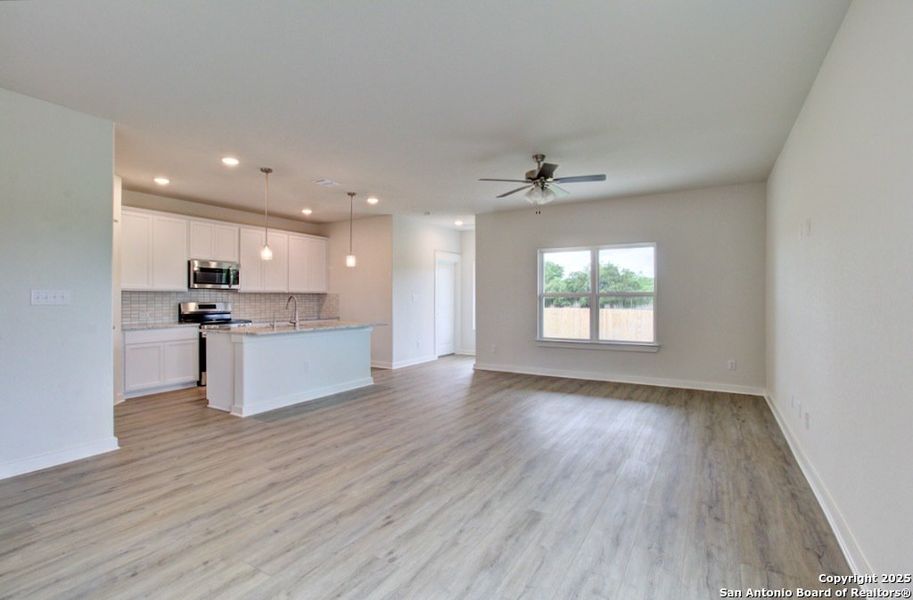 Spacious, unfurnished interior of a new home in Cloud Country, New Braunfels (Image 17).