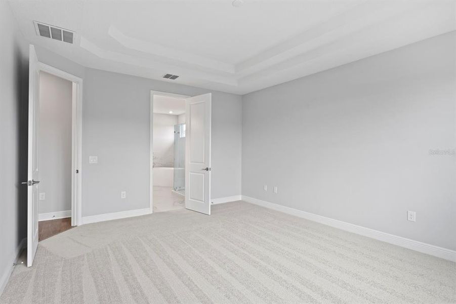 Spacious, unfurnished interior of a new home in , Tampa (Image 21).