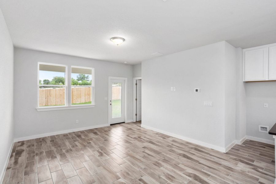Spacious, unfurnished interior of a new home in Weston Oaks, San Antonio (Image 13).