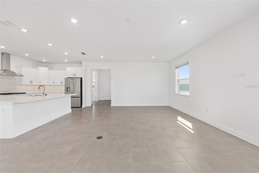 Spacious, unfurnished interior of a new home in , Ocala (Image 14).