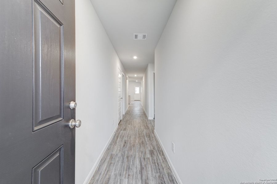 Spacious, unfurnished interior of a new home in Las Colinas, Kenedy (Image 29).