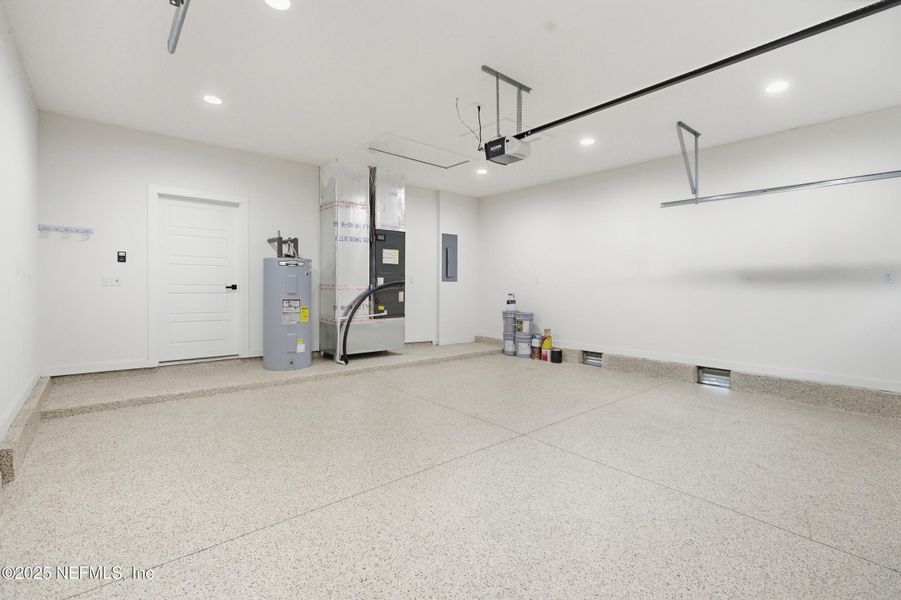 Spacious, unfurnished interior of a new home in , Florahome (Image 35).