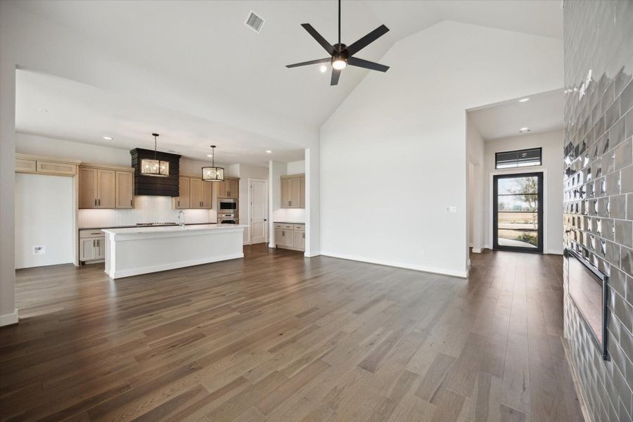 Spacious, unfurnished interior of a new home in Lakeview, Waller (Image 20).