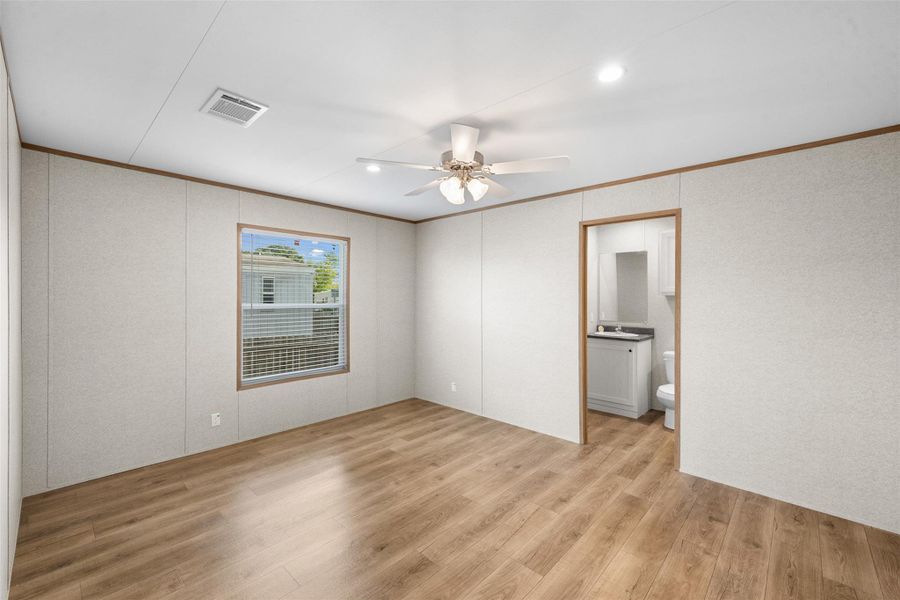 Spacious, unfurnished interior of a new home in , Navasota (Image 10).