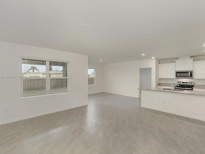 Spacious, unfurnished interior of a new home in , Fort Pierce (Image 12).