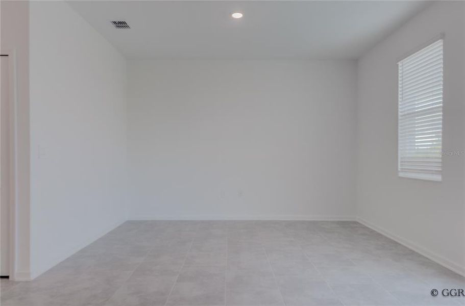 Spacious, unfurnished interior of a new home in , Davenport (Image 23).