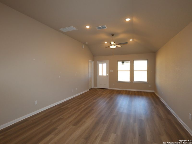 Spacious, unfurnished interior of a new home in Park Place, New Braunfels (Image 15).