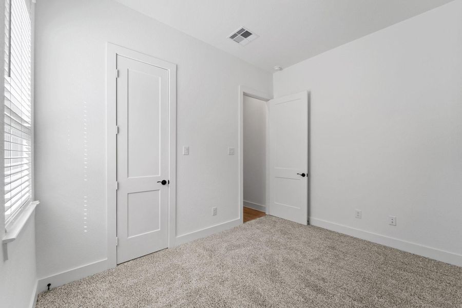 Spacious, unfurnished interior of a new home in Riceland, Mont Belvieu (Image 19).