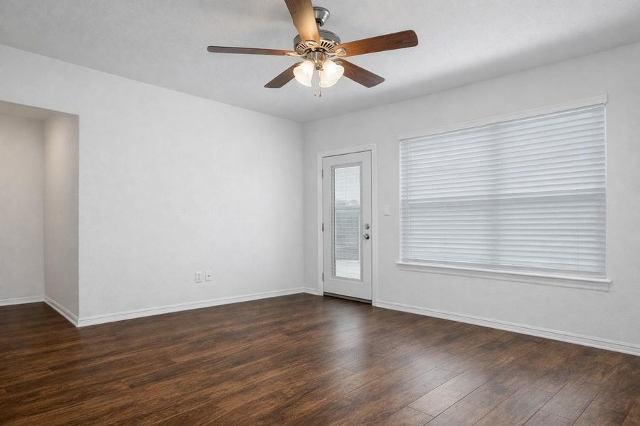 Spacious, unfurnished interior of a new home in Caldwell Ranch, Rosharon (Image 8).