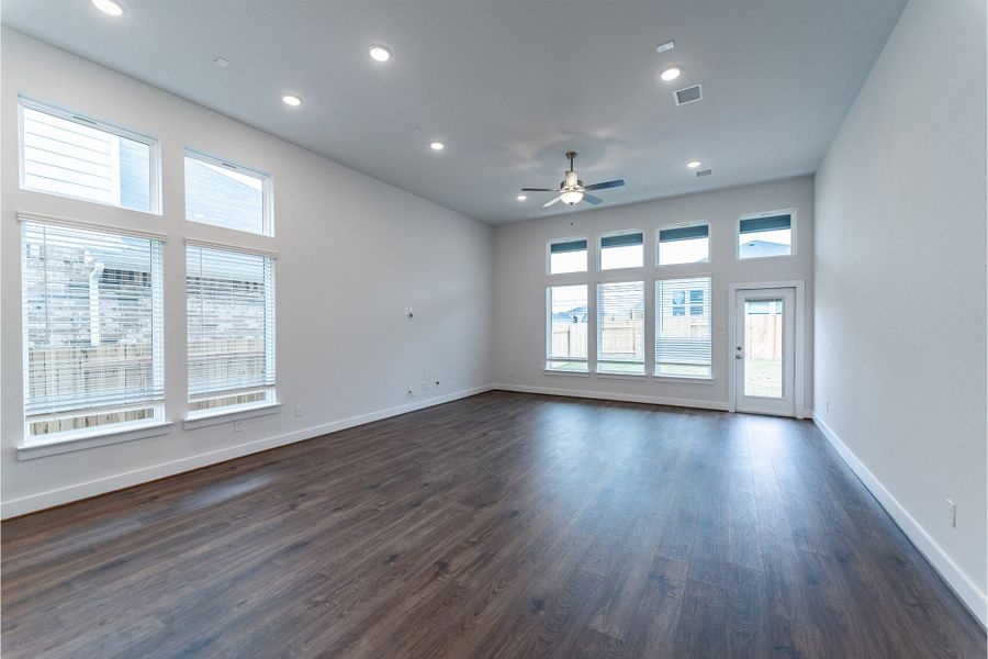 Spacious, unfurnished interior of a new home in Sunfield, Buda (Image 13).