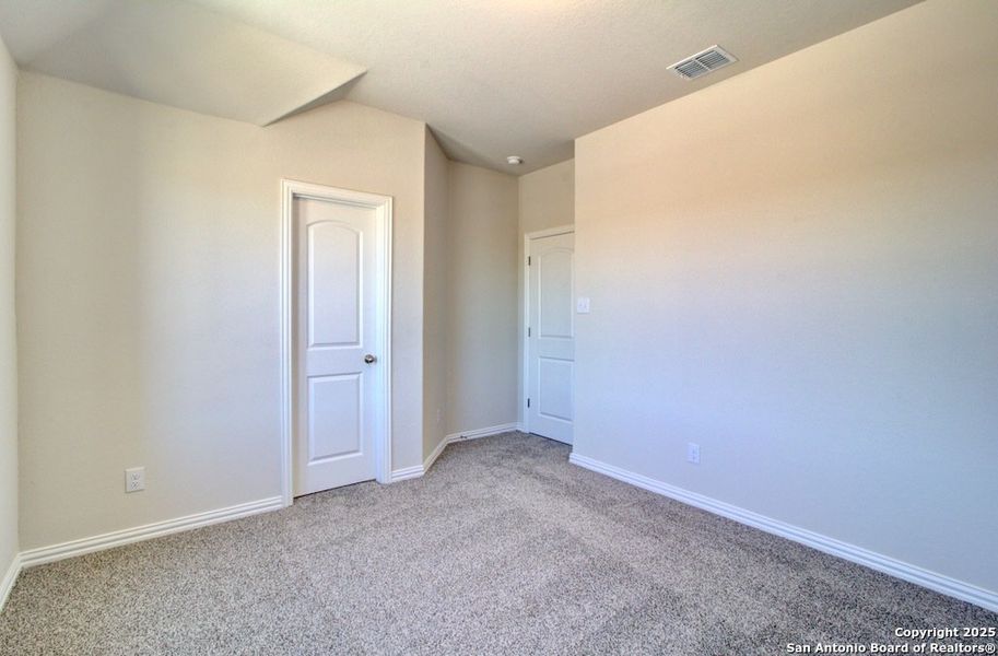 Spacious, unfurnished interior of a new home in Sunflower Ridge, New Braunfels (Image 16).