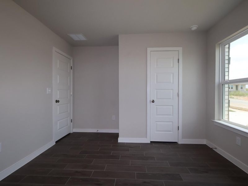 Spacious, unfurnished interior of a new home in Willow Springs, Buda (Image 11).