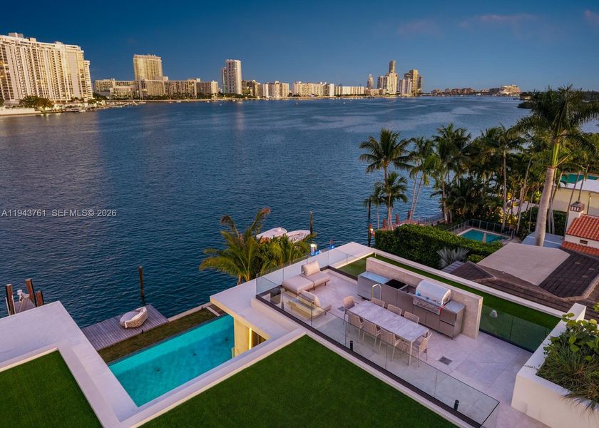 Condo located in Miami Beach, FL showcasing its design and architecture (Image 37).