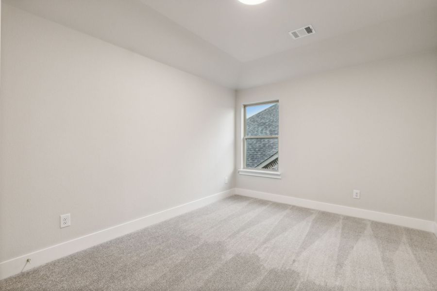 Spacious, unfurnished interior of a new home in Dove Hollow, Waxahachie (Image 28).