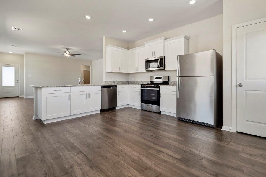 Spacious, unfurnished interior of a new home in Sweetwater Ridge, Conroe (Image 11).