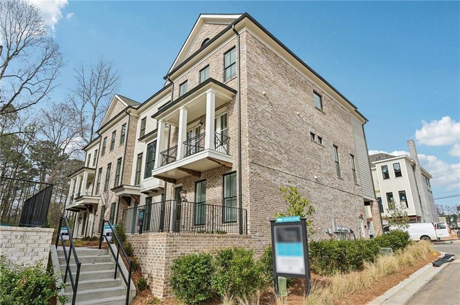Condo located in Alpharetta, GA showcasing its design and architecture (Image 4).