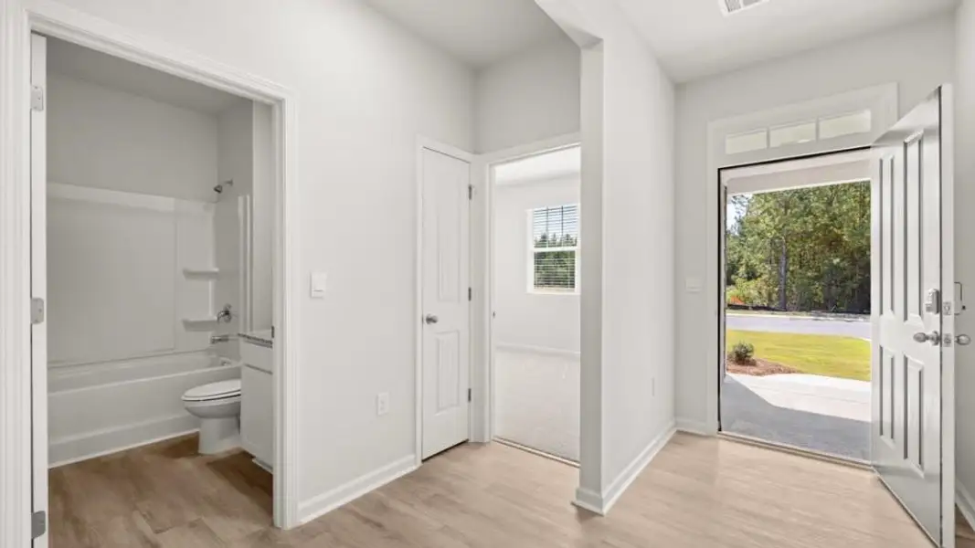 Spacious, unfurnished interior of a new home in Oakleigh Glen, Dallas (Image 20).