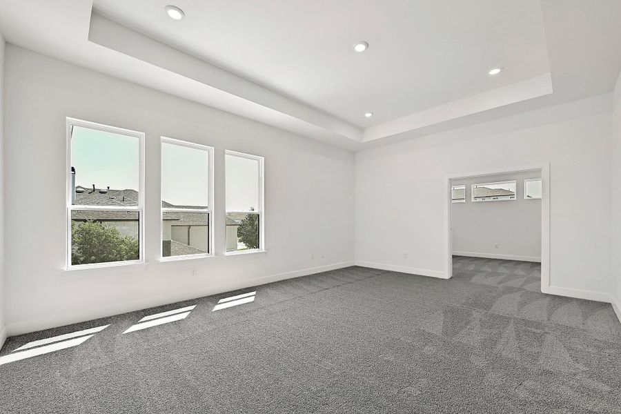 Spacious, unfurnished interior of a new home in Rough Hollow, Austin (Image 21).