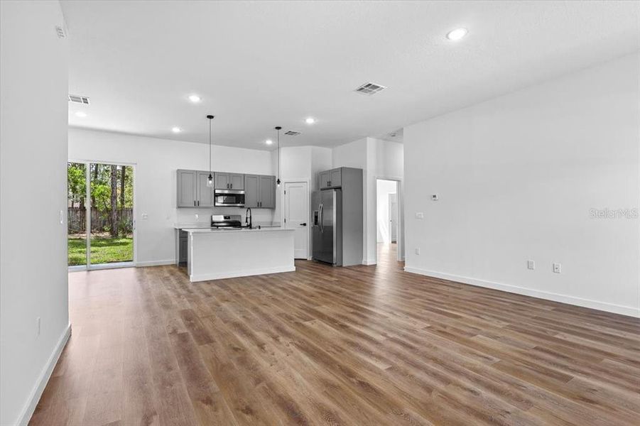 Spacious, unfurnished interior of a new home in , Citrus Springs (Image 13).