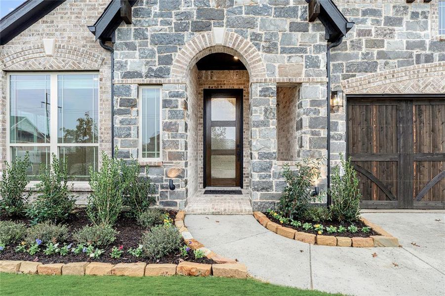 Exterior details and patio area of a home in Villages of Walnut Grove, Midlothian (Image 3).