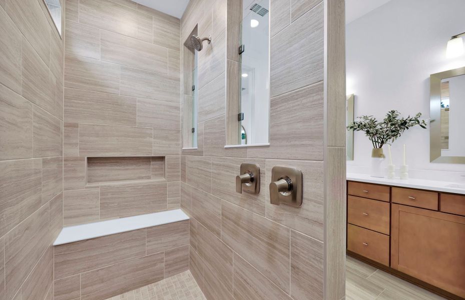 Mahogany | Owner's Bathroom