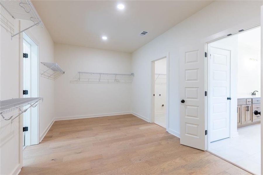 Spacious, unfurnished interior of a new home in , Gainesville (Image 37).