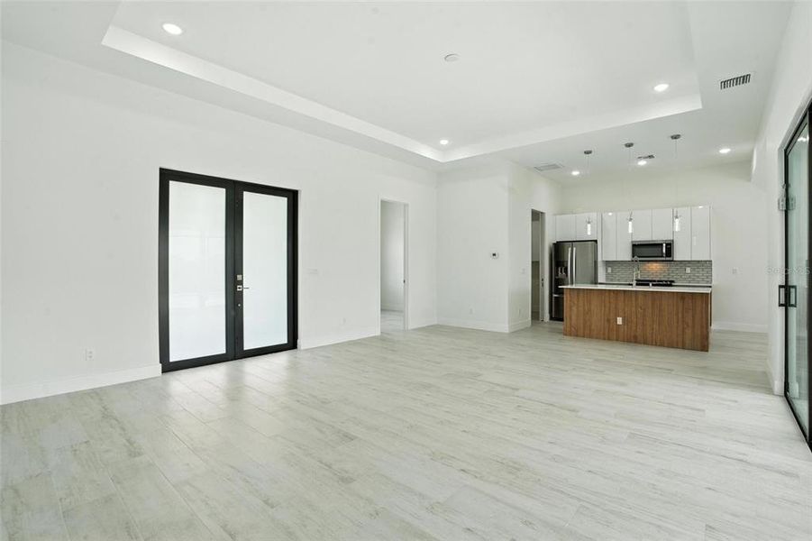 Spacious, unfurnished interior of a new home in , Port Charlotte (Image 34).