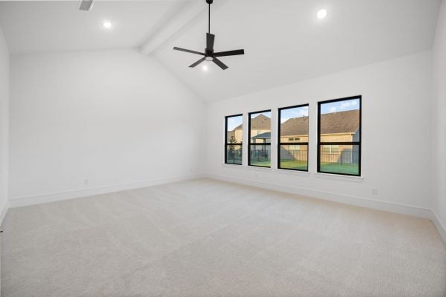 Spacious, unfurnished interior of a new home in Heath Golf and Yacht Club, Heath (Image 38).