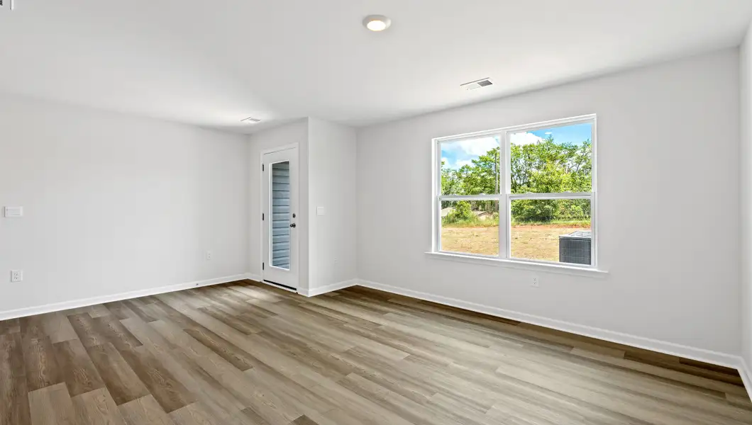 Spacious, unfurnished interior of a new home in Tanglewood Townes, Greenville (Image 11).