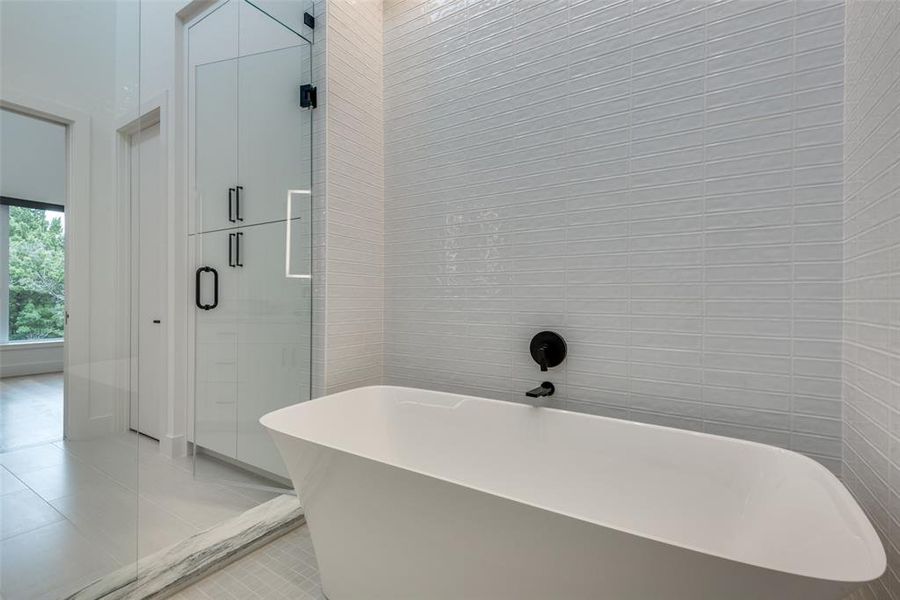 Furnished interior view inside a new home in , Dallas (Image 8).