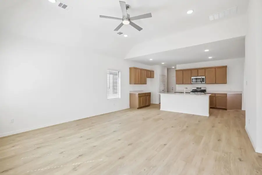 Spacious, unfurnished interior of a new home in Trinity Ranch, Elgin (Image 21).