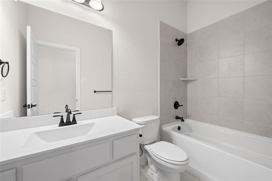 100Goldfinch Bathroom2