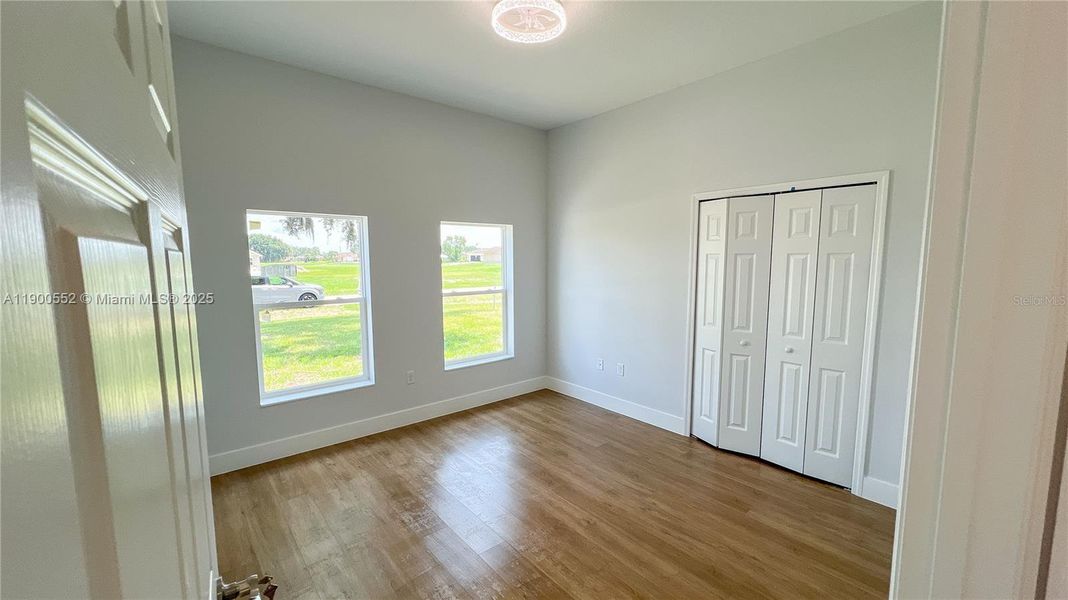 Spacious, unfurnished interior of a new home in , Sebring (Image 17).