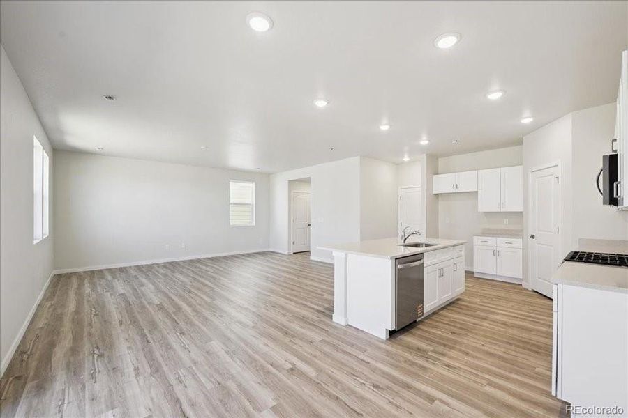 Spacious, unfurnished interior of a new home in Coyote Creek, Fort Lupton (Image 12).